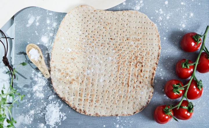 Flatbread on baking steel, with tomato, och sandwish.
