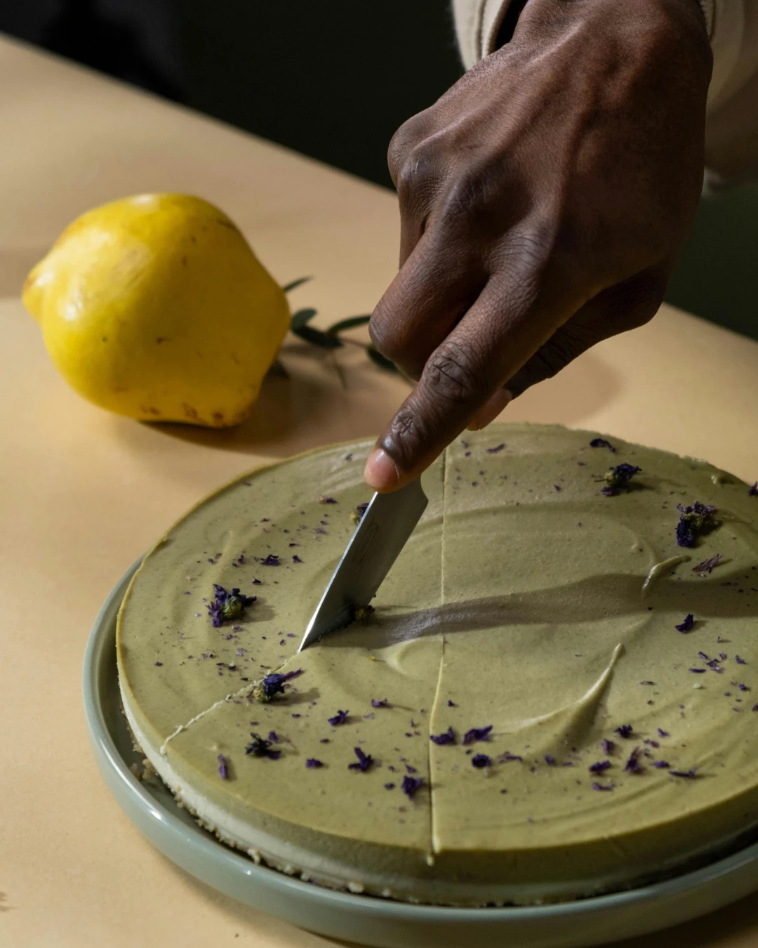 Lækker festkage med silkeblød frosting pisket helt fra bunden med ballonpiskerisene på en Ankarsrum Assistent Original køkkenmaskine.