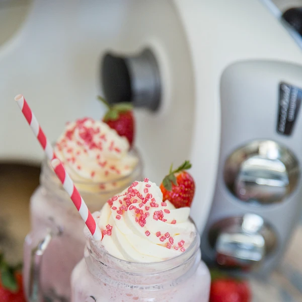 Hvad hører der til hjemmelavet burgere? Milkshake selvfølgelig! Top af med friske jordbær og flødeskum – og nyd en smule af hjemmelavet himmel. 