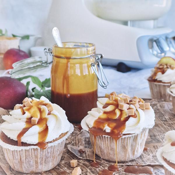 Here is a recipe for delicious cupcakes with apples, salted caramel sauce and mascarpone cream.