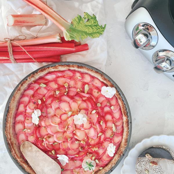 How beautiful is this rhubarb pie?! A guaranteed favorite!