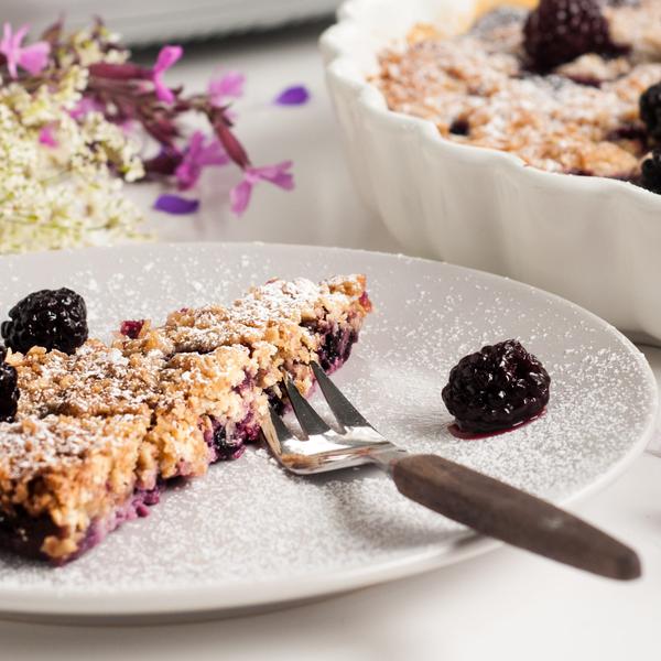A delicious pie with yoghurt-based vanilla bottom, filled with juicy blackberries and topped with crumbly dough. 