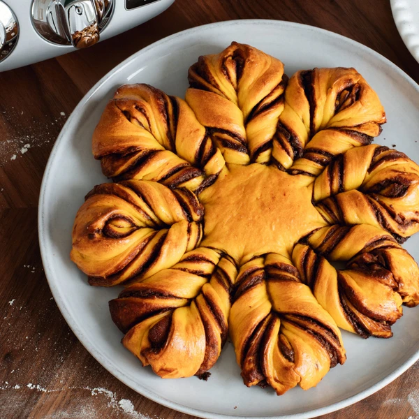 Treat your taste buds to the heavenly combination of saffron and chocolate hazelnut spread in our mesmerizing Star Bread – a golden delight that's sure to shine bright on your table. 