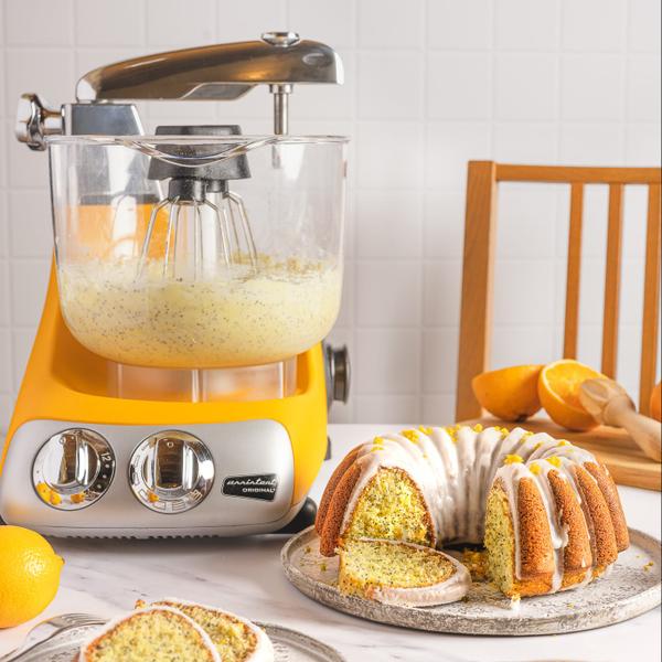 Server for dine gæster en citron & appelsin Bundt kage med citronglasur. Kagen har den perfekte balance mellem sødt og surt. Kagen er nem at lave og bringer glæde til alle som du serverer den til.