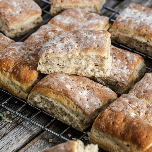 Havrebrød i langpanne, et enkelt, godt og saftig brød som passer for hele familien. Oppskrift fra Fredriks Fika. 