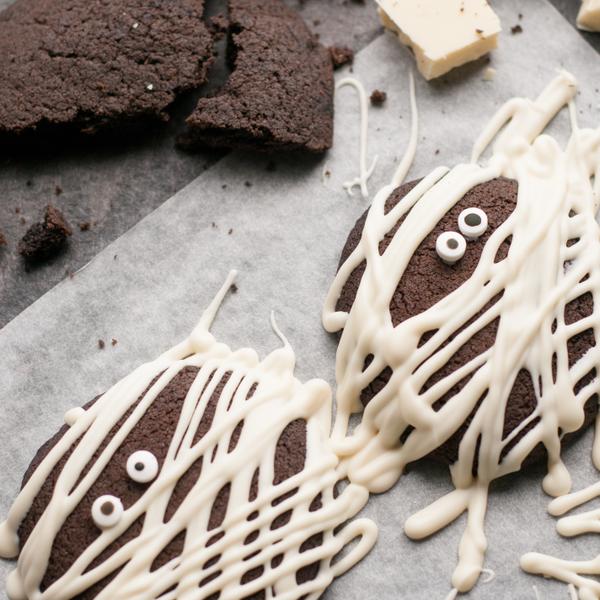 Happy halloween! Instead of candy for trick-or-treat, make these delicious cookies decorated with white chocolate, marshmallows and other sweets.
