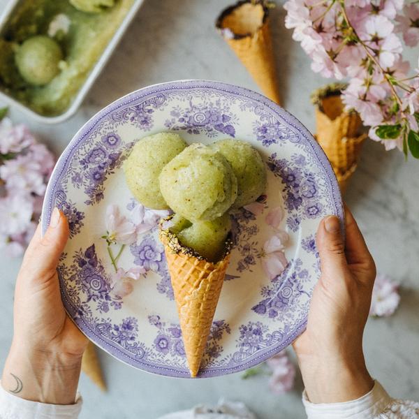 Kiwi sorbet is a magnificent sorbet that you can serve as both an appetizer, starter or dessert. Here we serve it in waffle cones dipped in chocolate and nuts.