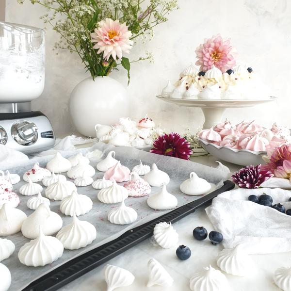 When baking for a party you need a beater bowl that can handle a big batter. With the Ankarsrum beater bowl and balloon whisks you can make meringue with up to 20 egg whites at the same time. Here is a recipe with 12.  