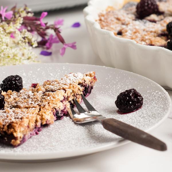 A delicious pie with yoghurt-based vanilla bottom, filled with juicy blackberries and topped with crumbly dough.