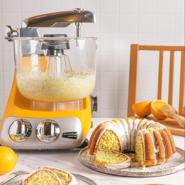 Server dine gjester en sitron- og appelsinkake med sitronglasur. Kaken har den perfekte balansen mellom søtt og surt. Kaken er enkel å lage og gir lykke til alle du serverer den til.