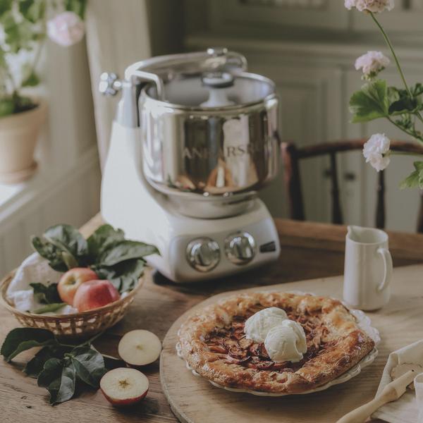 Forkæl dig med den rustikke charme af vores æblegalette! Denne tærte fremviser den naturlige skønhed af skårne æbler som ligger i et smøragtigt og rustikt bagværk. Med et strejf af kanel og et strejf af sødme er hver bid en smag af ren lykke.