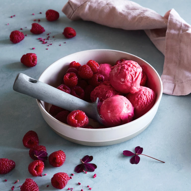 En krämig hallonglass tillverkad av Ankarsrum Glassmaskin.