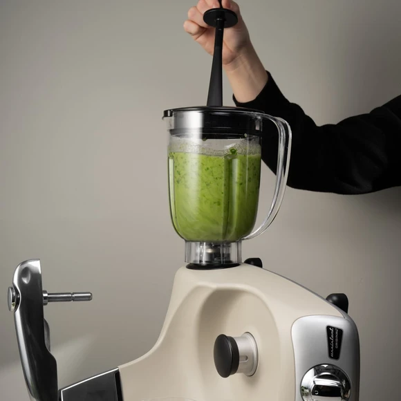 Ankarsrum Assistent Original mit montiertem Mixer, wobei beim Mixen der Stopfer verwendet wird.
