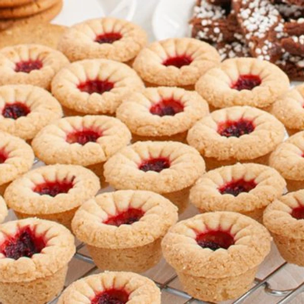 Hvem elsker ikke småkager! Her er vores yndlingsopskrift på marmelade-småkager.