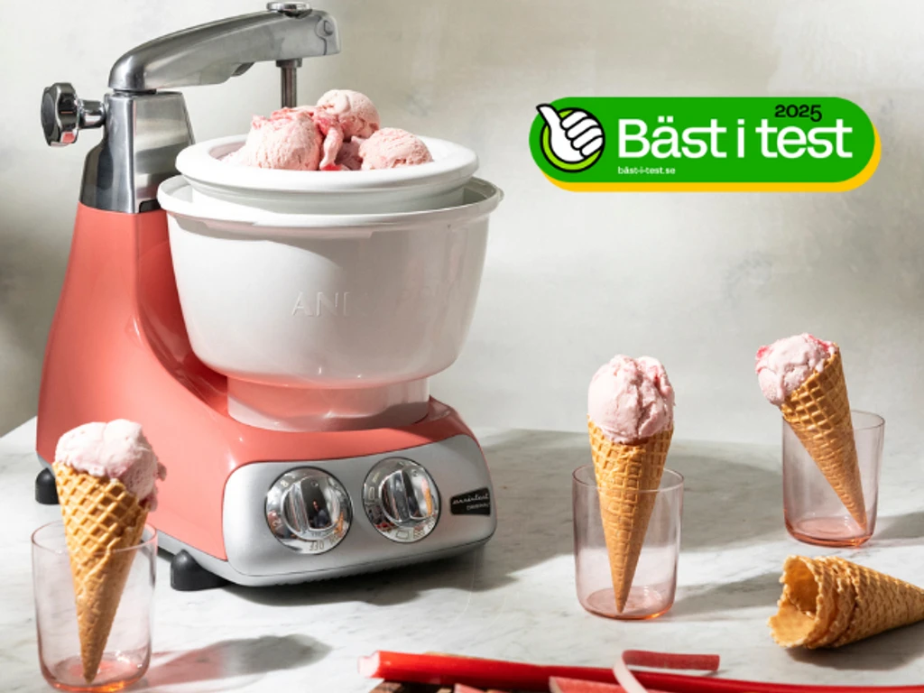 Dessertälskare använder Ankarsrum köksassistent med glassmaskin för att vispa grädde och göra hemgjord glass.