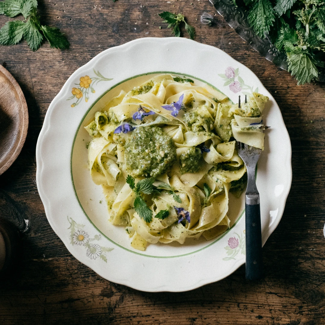 Tallrik med hemmagjord bandpasta och nässelpesto, tillagad med hjälp av Ankarsrums pastavalsar.