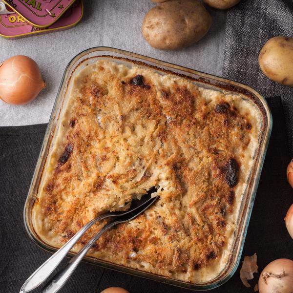 Preparations for Christmas Eve have started. Try this tasty potato gratin called “Janssons frestelse” in Sweden with potato and anchovy. Let Ankarsrum vegetable cutter help you to do the job. 