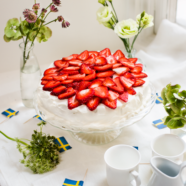 This summer cake with strawberries will be very appreciated.