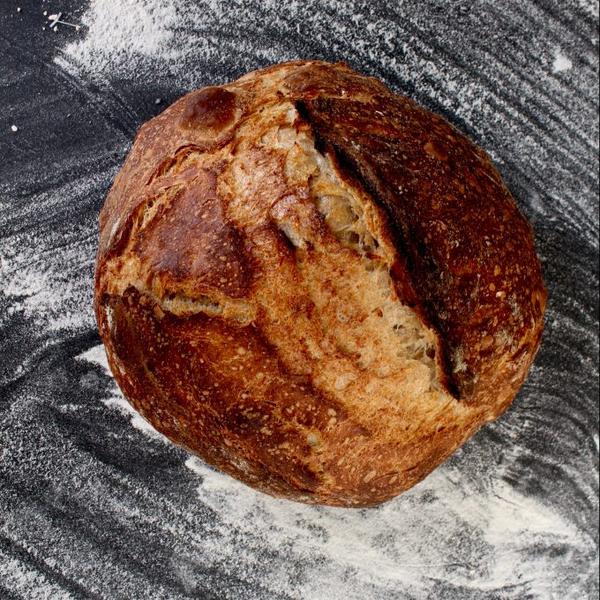 Tämän rapeakuorisen, herkullisen leivän valmistus vie hieman aikaa, mutta onnistuu helposti – ja lopputulos palkitsee!