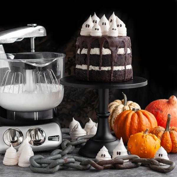 Diese Baiser-Geister können an diesem Halloween jede Torte dekorieren. Machen Sie einen großen Lakritzkuchen oder einen Schokoladenkuchen oder Ihren Lieblingskuchen und belegen Sie ihn mit den Baisergespenstern. Das 
