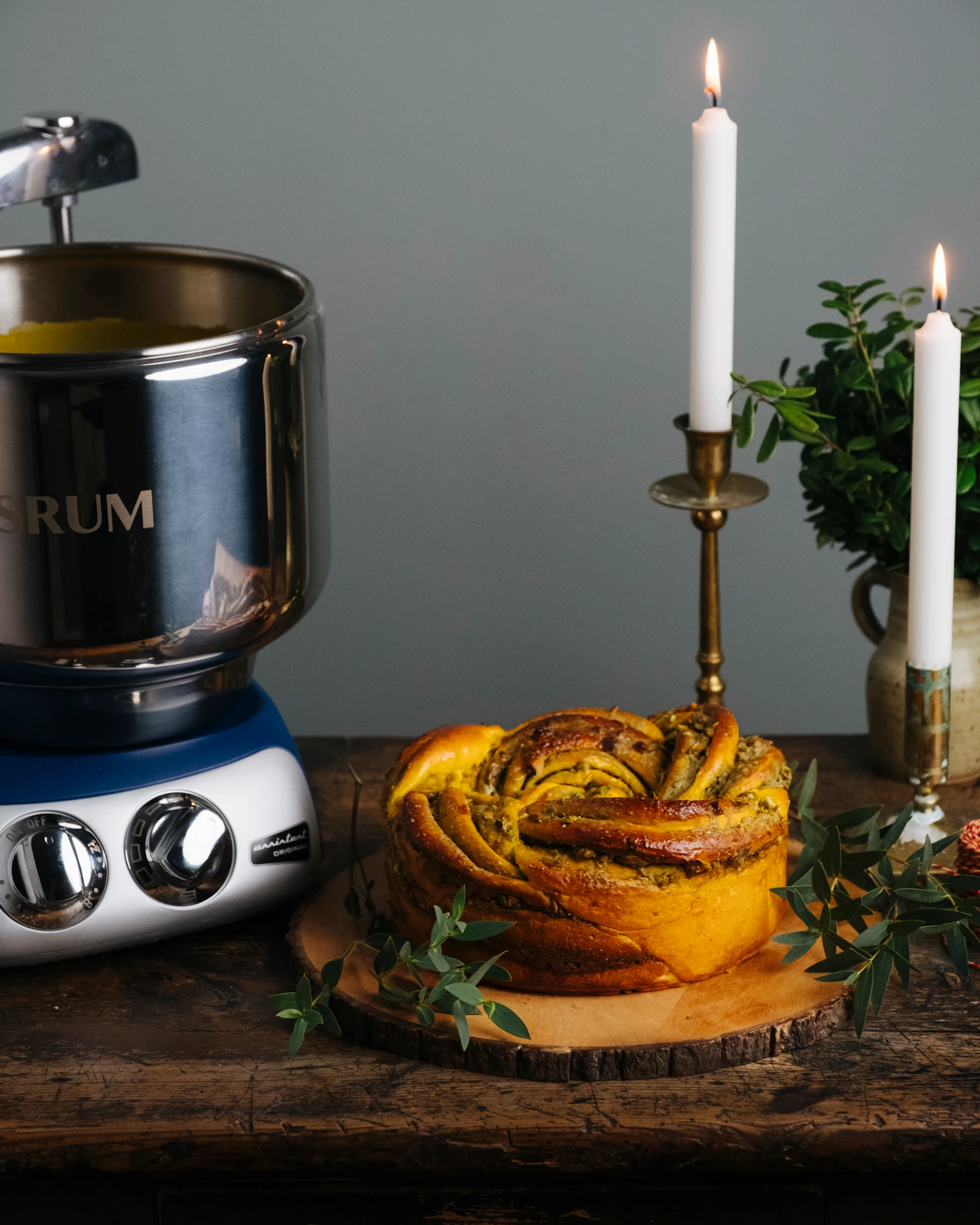 Image of saffron and pistachio babka crafted with Ankarsrum kitchen assistant: A festive flavor fusion with saffron and pistachios, a masterpiece of taste and technology.