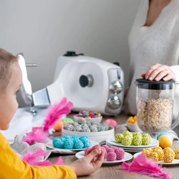 Making Home-made candy for Easter is fun for everyone. Use a lot of colors and let your imagination run wild.