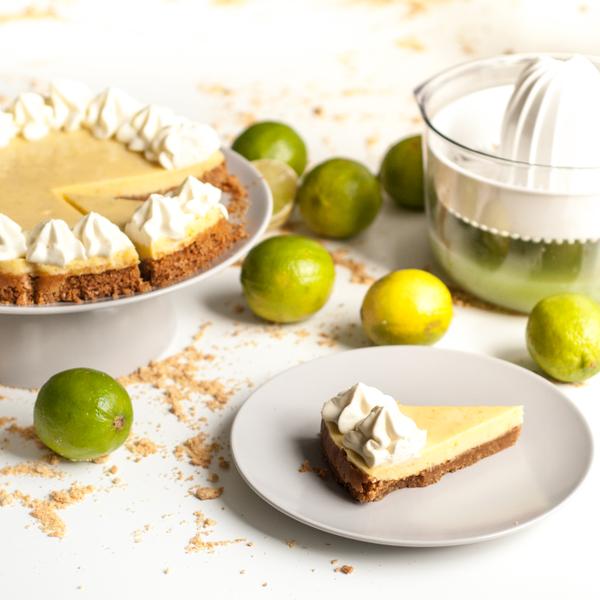 Er du også vild med en frisk pie? Så lav denne sommerpie med lime, der er perfekt til en varm sommerdag.