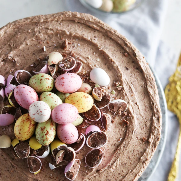 Gör din egen chokladtårta till påsk! Härliga chokladbottnar med chokladfrosting, toppad med mycket choklad.