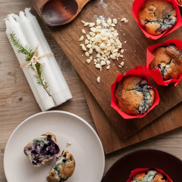 Super leckere Heidelbeer-Muffins mit weißer Schokolade. Perfekt für den Advent. 
