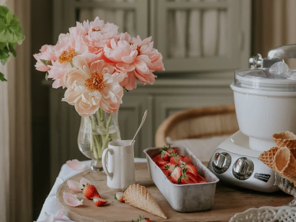 En familj gör glass tillsammans med Ankarsrums glassmaskin i köket