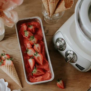 Krämig hemmagjord glass med Ankarsrums glassmaskin på ett köksbord