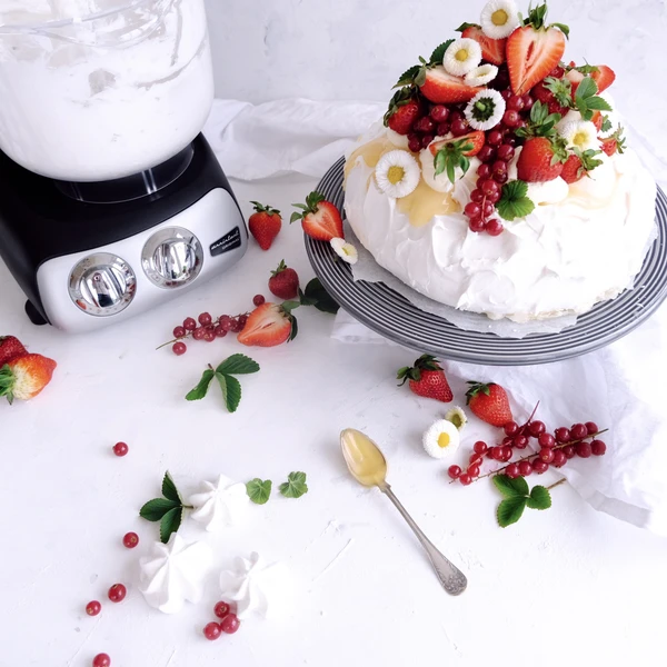 A tasty summer cake with lemon curd and berries! 