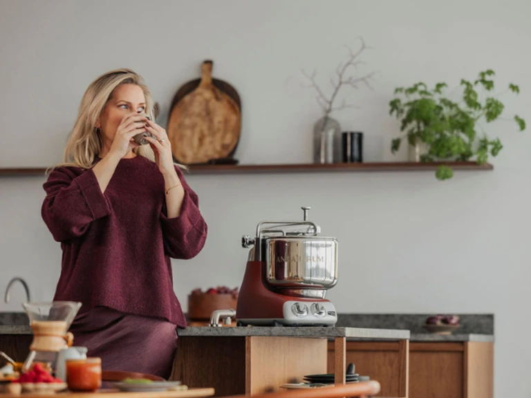 Den perfekta födelsedagspresenten – Ankarsrum Assistent Original i köket.
