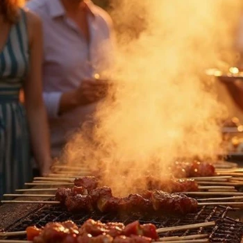 Grilling av kjøtt på utendørs BBQ, perfekt tilberedt etter forberedelser med en allsidig kjøkkenmaskin og dens mange funksjoner.