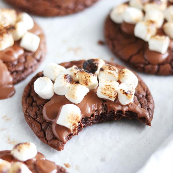 Brownie Marshmallow cookies, der ikke bare er lækre! De smager magen til en kop varm chokolade. Du skal prøve dem.