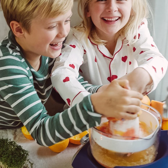 Pressa färsk apelsinjuice till helgfrukosten med Ankarsrum citruspress