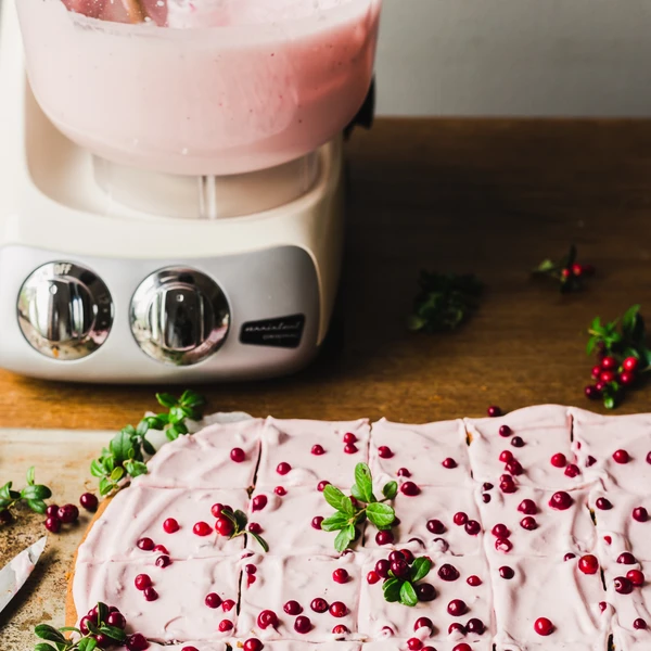 With a lot of Christmas flavour, this beautiful gingerbread sheet cake with frosting is perfect to serve your guests. It can be prepared two days in advance, but can also be frozen!