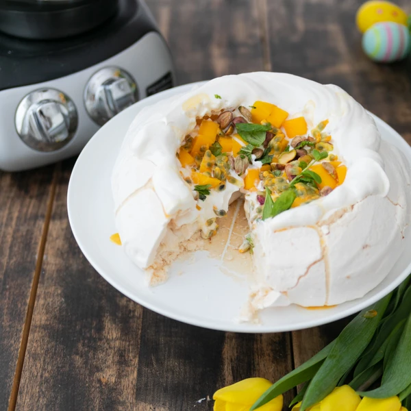 Upptäck påskens härliga twist med vårt recept på den veganska mango-passion pavlovan! En ljuvlig kombination av maräng och passionsskum för den perfekta påskdesserten.