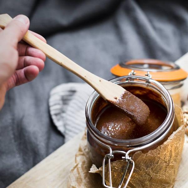 Wenn Sie Ihre eigene Haselnusscreme herstellen, benötigen Sie keine unnötigen Zusatzstoffe. Köstlich zum Frühstück und Dessert!