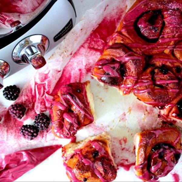 Beautful buns stuffed with blackberries and jam. A perfect pastry, easy to make, so juicy and luxurious
