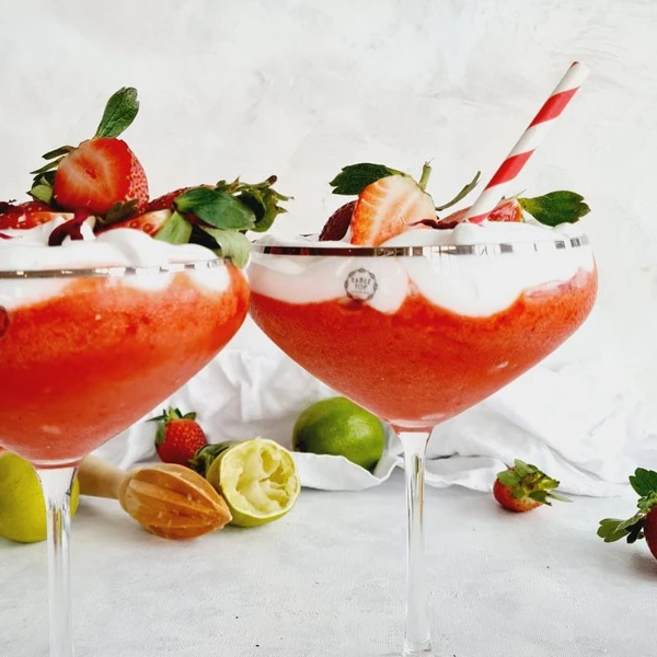 två röda drinkar med sugrör. toppad med marräng