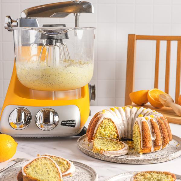 En bundt-tårta med smak av citron och apelsin som toppas med citronglasyr.