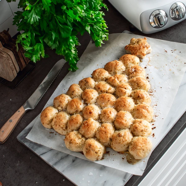 Watch us create this festive pull-apart bread with Mozzarella and pesto, a delicious holiday treat that's as
fun to make as it is to eat! 