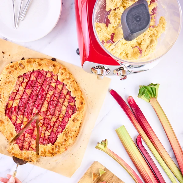 Rabarbra Galette er en av de vakreste dessertene og skal se litt rustikk ut, så ikke alle velger å smøre kakeformen. 