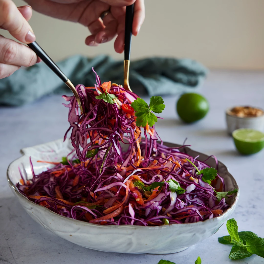 Färgstark sallad med rödkål och morot som del av Go Green-inspiration från Ankarsrum.