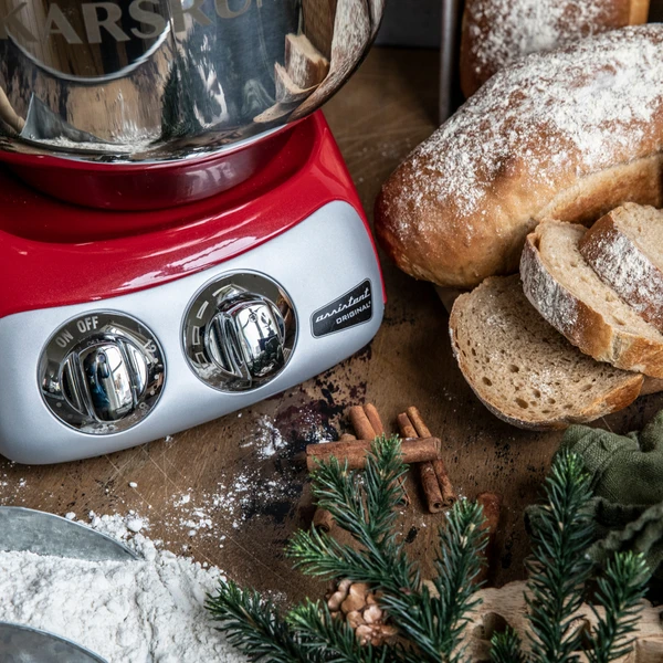 Vidste du at man kan bage med juleøl? Det er hvad vi har gjort I denne opskrift, og gjort det til et lækkert julebrød.