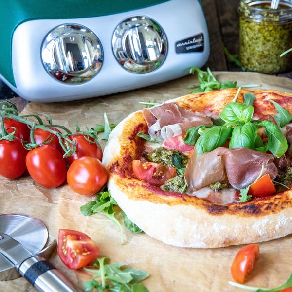 Dags för pizza! Här kommer ett enkelt recept på hemmagjord pizza. 