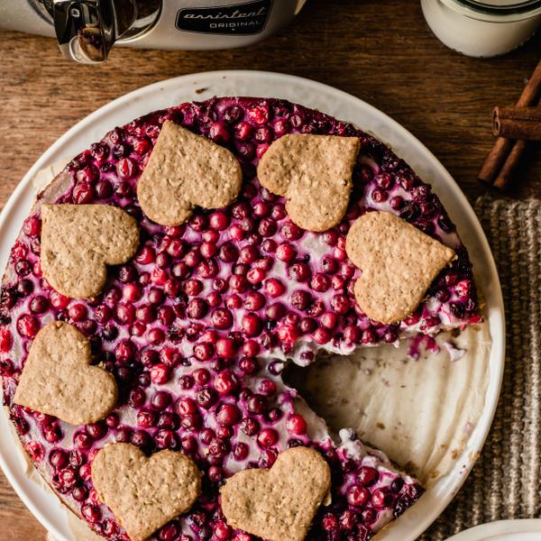 A vegan cheesecake for Christmas with lingonberries! Both beautiful and delicious 