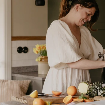 Person som pressar citrusfrukter med Ankarsrum Assistent som del av Go Green-paketet.