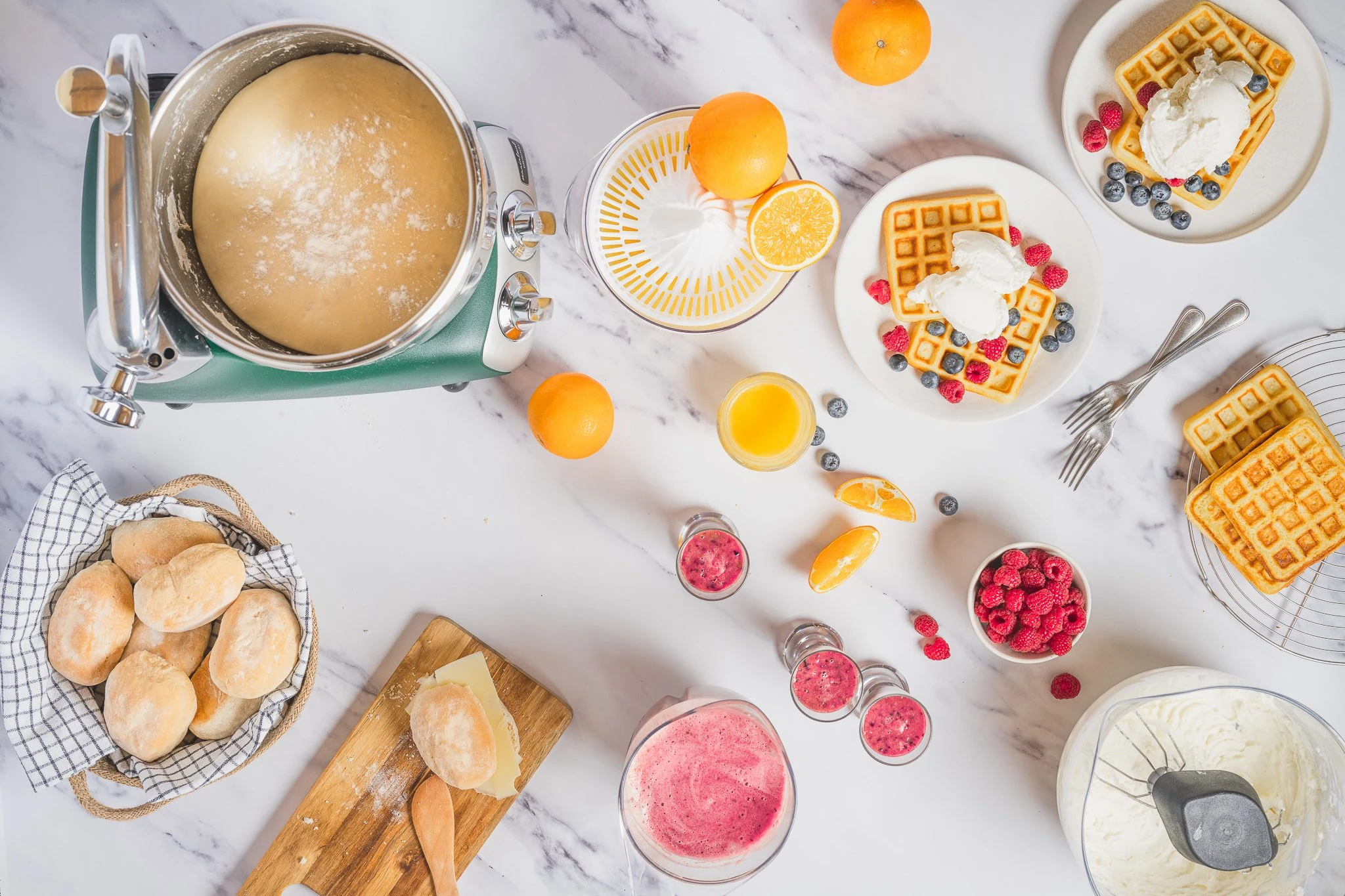 Helgfrukost med färskpressad juice, smoothie och nybakat bröd – tillagad med Ankarsrum köksassistent